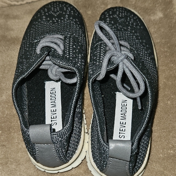 Steve Madden Gray Sneakers with Knit Upper and White Sole - Picture 3 of 6